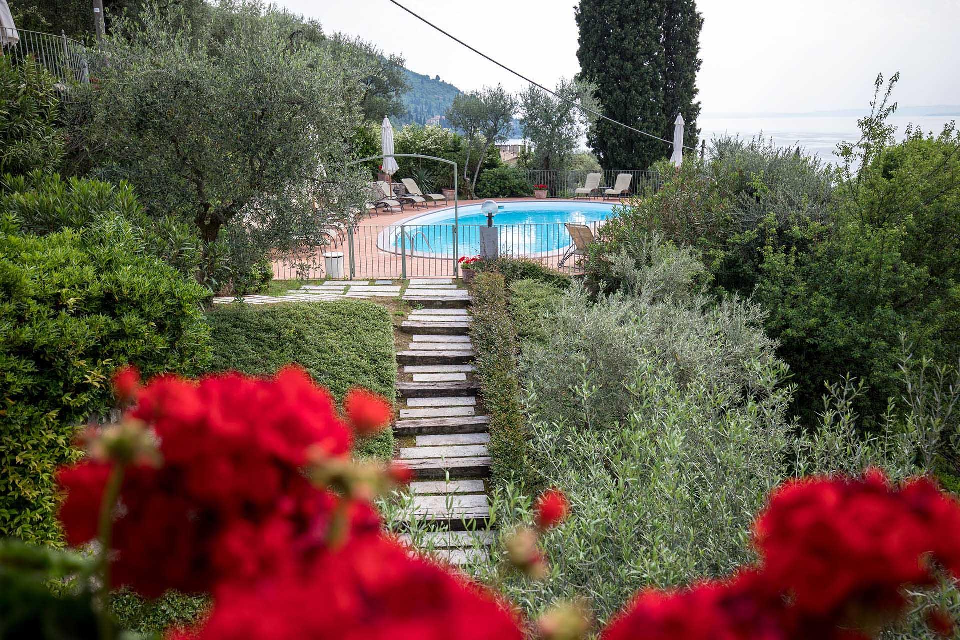 giardino_residencec_ca_del_lago_hotel_con_giardino_piscina_lago_di_garda.jpg