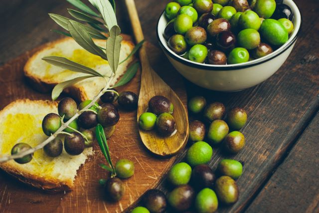 Olio_e_bruschetta.jpg Olio_e_bruschetta.jpg
